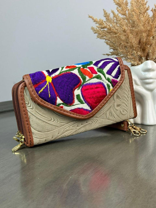 CARTERA PIEL TAPA BORDADA HUESO