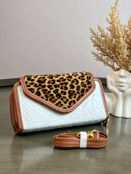 CARTERA PIEL TAPA PELO GRABADA EN LEOPARDO BLANCO