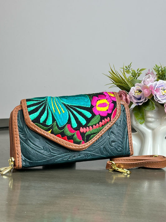 CARTERA PIEL TAPA BORDADA AZUL MEZCILLA