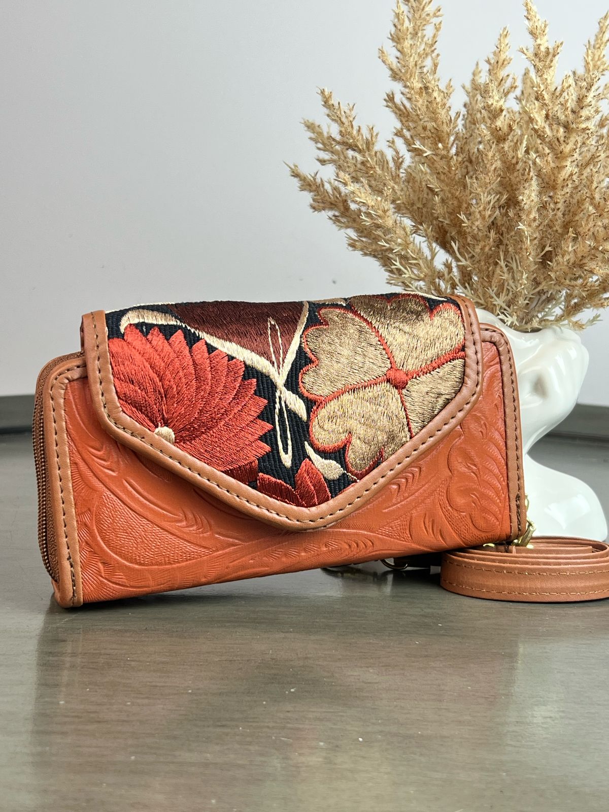 CARTERA PIEL TAPA BORDADA NARANJA