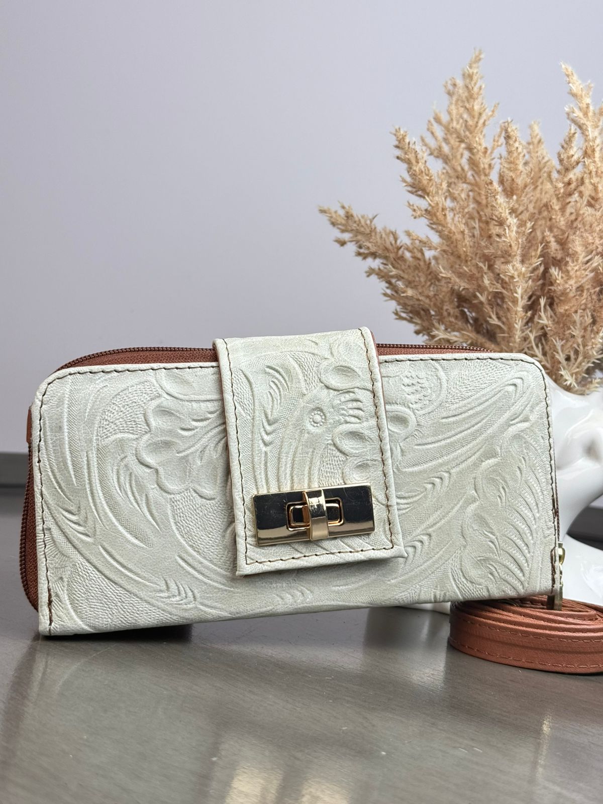 CARTERA PIEL BROCHE APERLADA